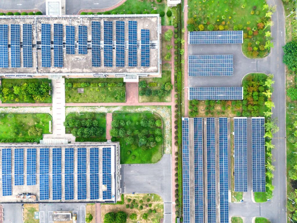 Rooftop solar panels showing advantages and disadvantages including cost savings, space efficiency, and installation limitations