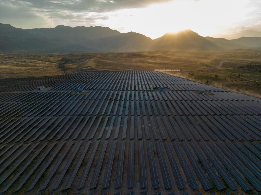 Key factors for choosing solar systems including rooftop vs ground mount based on space, budget, climate, and roof condition