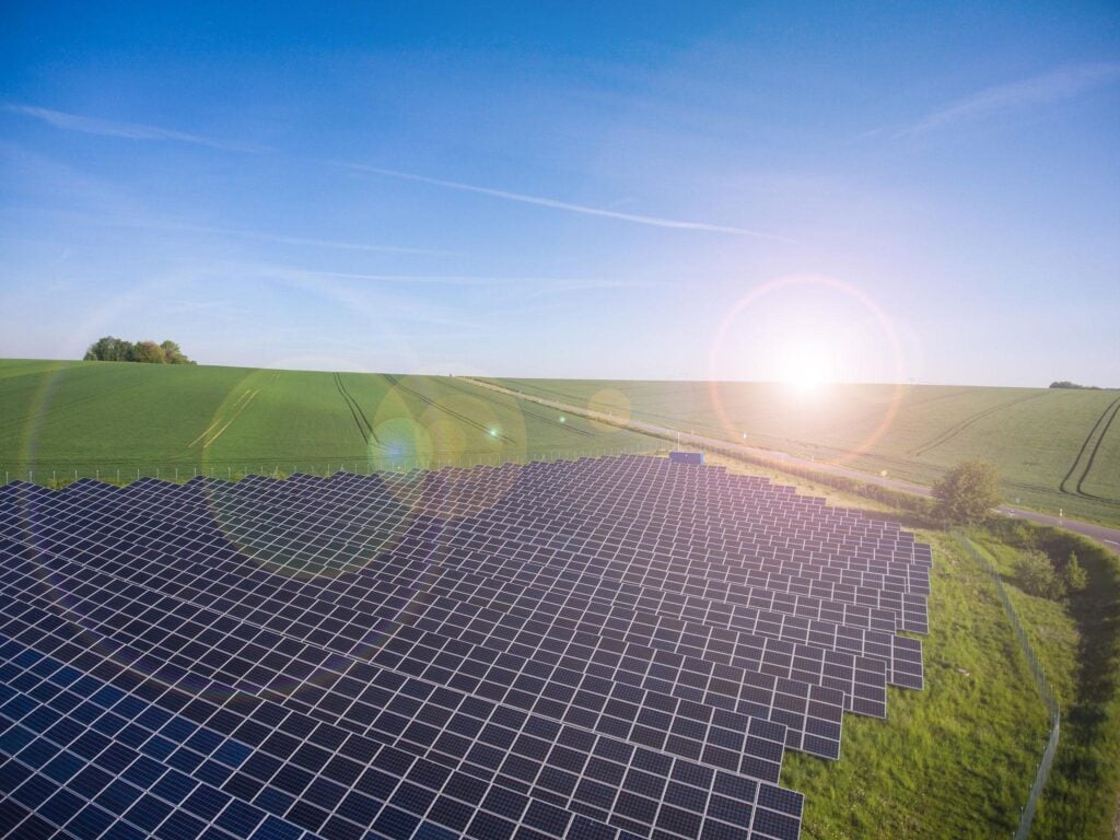 Benefits of solar energy for businesses showing cost savings, renewable energy, and reduced carbon emissions