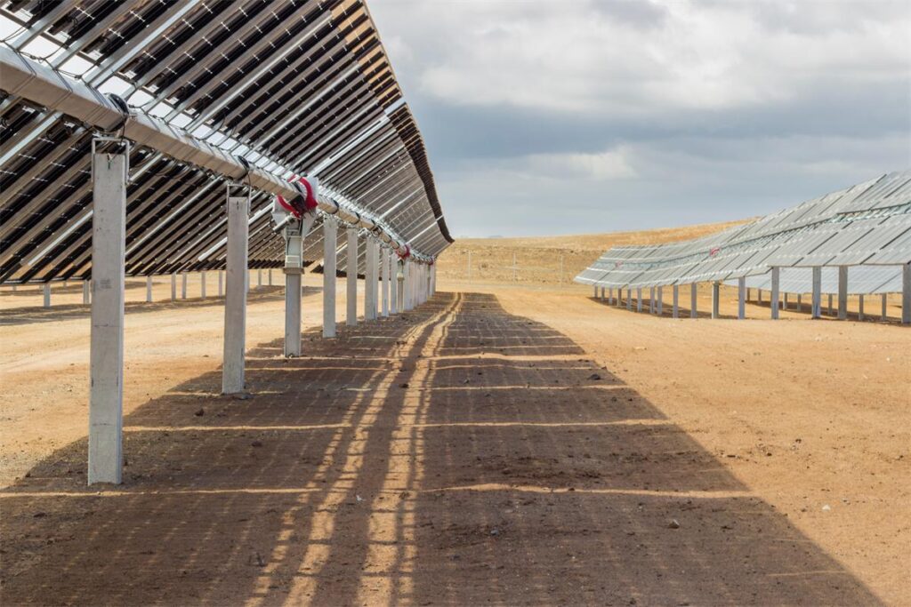 Advantages of bifacial solar panels showing higher energy output, durability, and long-term cost savings for commercial systems
