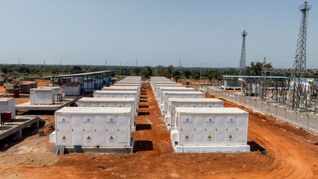 Lithium-ion and LiFePO4 solar battery storage systems for commercial and industrial applications with high efficiency and reliable performance
